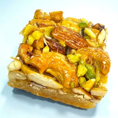 مكعب حلو بالمكسرات والكنافة ياسمين 300 غرام مكعب حلو بالمكسرات والكنافة ياسمين 300 غرام